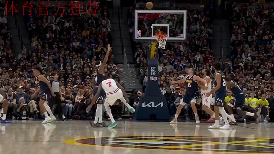 杜兰特在裁判回看暂停期间，与掘金主场球迷友好对线